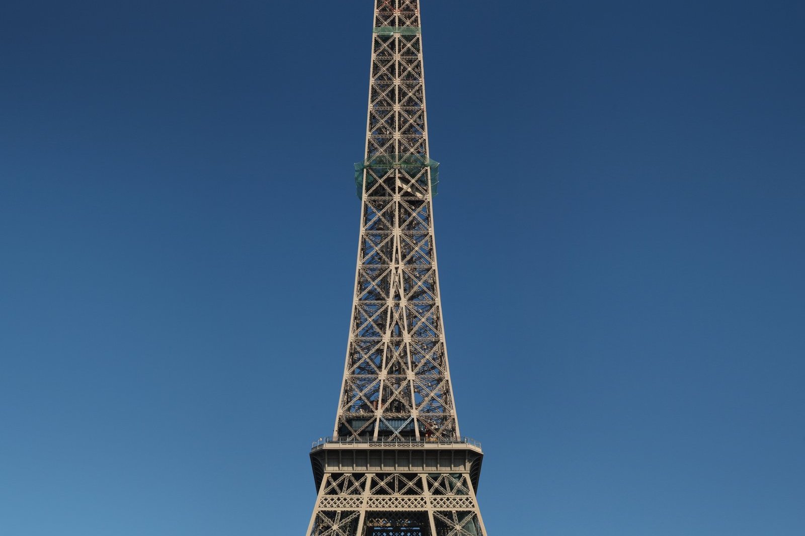 Ménage Airbnb à Paris - Tour Eiffel et toits parisiens